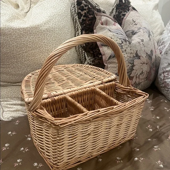 Picnic basket w/divided storage - Picture 5 of 7